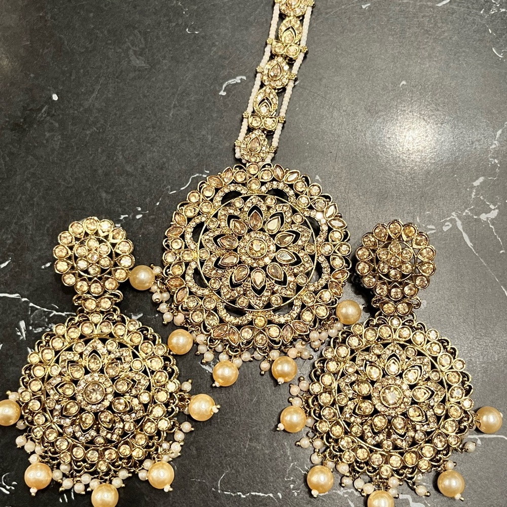 Elegant Gold and Cream Jewelry Set